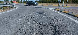 Quattrocase, altra strada ko: i tir fanno  ‘gimkana’ tra le buche