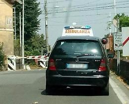 Passaggio a livello abbassato, ambulanza ferma 20 minuti