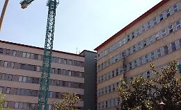 Donna 35enne si getta dal sesto piano del Maggiore