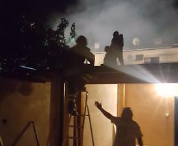 Fiamme allo Zaist sotto il porticato di una villetta