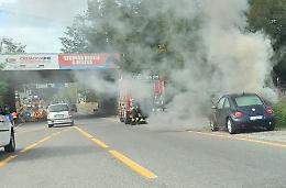Auto a fuoco in tangenziale, panico e nessun ferito