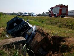 Fuori strada e schianto, paura e ferite per una 55enne