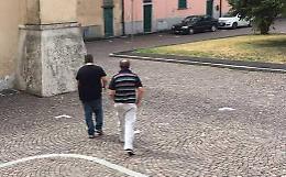 Parroco sventa furto in chiesa e fotografa i ladri