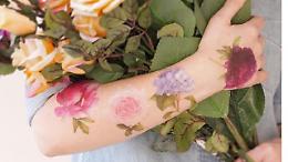 Tatuaggi temporanei profumati: l'invenzione di un acquerellista botanico