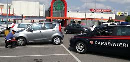 Pneumatici a terra nel parcheggio. E scattano i furti