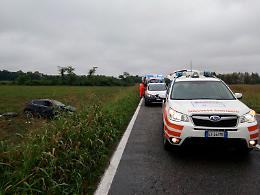 Fuori strada con l'auto, paura per una 19enne