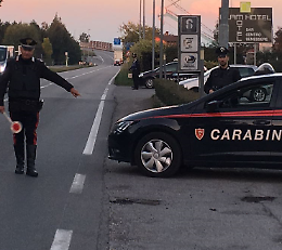 Rissa e bottigliata, 26enne in ospedale