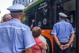 Senza biglietto, minacce e insulti a controllore e autista del bus