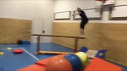 Svizzera, un allenamento da giocoliere: l'incredibile percorso dello sciatore freestyle