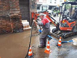 Scoppia tubatura dell'acqua, mercato allagato