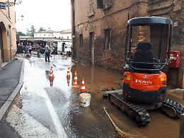 Scoppia tubatura dell'acqua, mercato allagato