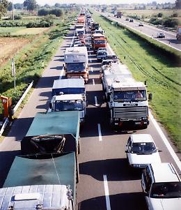Scontro fra 4 camion in A1, un ferito grave e 3 km di coda