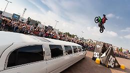 FOTO Esibizione di motocross acrobatico e freestyle motocross al CremonaPo