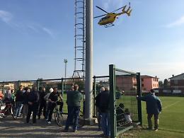 Cade in bici, 68enne grave: a terra a pochi metri dall'arrivo