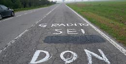 "Don non sei gradito", scritte offensive sulla strada