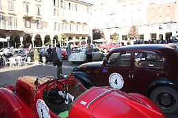 Campagne e cascine, auto d'epoca conquistano il centro storico