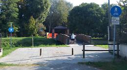 Vandali al parco: rifiuti, degrado e staccionate abbattute