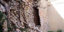 Mura venete in rovina e spunta una porta misteriosa