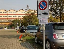 'Buca', area di sosta chiusa per lavori: pendolari senza parcheggio