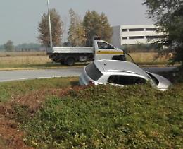 Incidente e paura all'incrocio, due feriti lievi