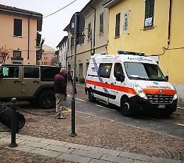Auto contromano in centro: il conducente blocca il traffico e dà in escandescenze