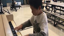 Usa, bimbo di 10 anni suona Bach al piano per gli alunni più piccoli: "La musica fa bene"