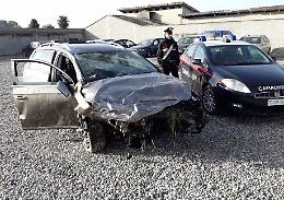 Inseguimento nella notte, l'auto sospetta esce di strada