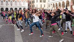 Zumba, spettacolare flash mob sotto il Torrazzo e masterclass con Hermann Melo