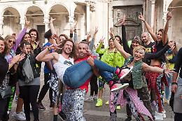 FOTO Zumba, flash mob in piazza del Comune con Hermann Melo