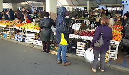 Questua molesta al mercato, pronto l'esposto per la prefettura