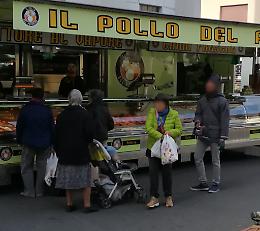 Questua molesta al mercato, clienti e ambulanti stufi