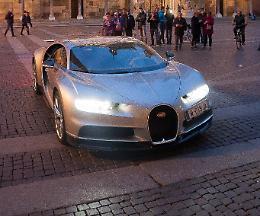 Tanti curiosi per la super Bugatti
