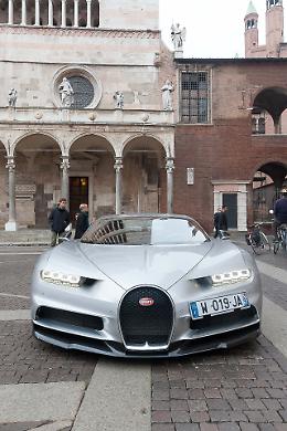 FOTO La super Bugatti in piazza del Comune