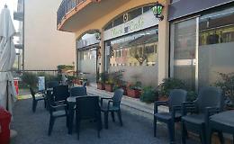Rapina al ‘Clock Café’: 'Dammi i soldi o ti ammazzo'
