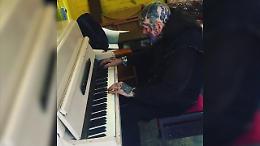 Australia, il talento sotto i tatuaggi: 72enne stupisce al piano  