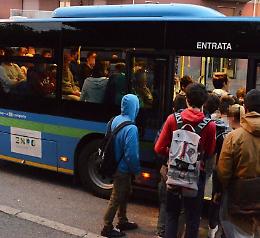 Studenti ammassati sui pullman di Km. C'è più attenzione per gli animali
