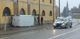 Dopo lo schianto, furgone contro il muro