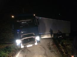 Tir si incastra in via Santa Cristina