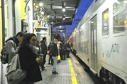 Cancellato il treno diretto per Milano, protesta dei pendolari
