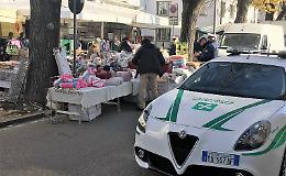 Ambulante senza autorizzazione, sequestrato il banco e tutta la mercanzia