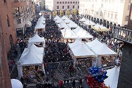 Festa del Torrone, invasione: città viva, allegra e colorata