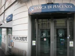 Bomba davanti alla banca, a processo due antagonisti