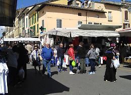 Accattonaggio al mercato, blitz della polizia locale