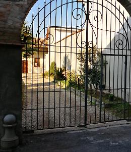 Parroco via coi ragazzi del catechismo, razzia in canonica