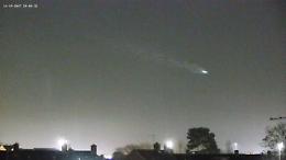 Londra, inquietante coincidenza nel cielo: scia luminosa mentre atterra l'aereo