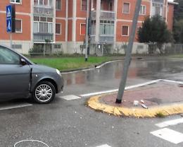 Con l'auto contro un palo della luce