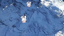 Svizzera, in volo tra le montagne innevate: con la tuta alare giù dalle Alpi
