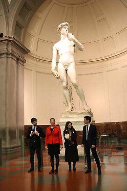FOTO Stradivari davanti al David: “Incontro tra geni che riempie di orgoglio"