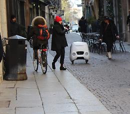 VIDEO La prima consegna del robot-postino Yape a Cremona