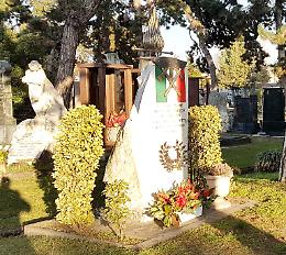 Raid al cimitero, via l'elmetto: sfregio al cippo dei vigili del fuoco